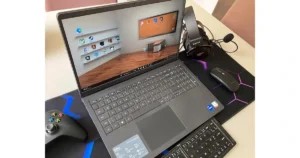 Notebook Dell Inspiron em mesa de trabalho, melhor notebook custo-benefício