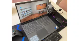 Notebook Dell Inspiron em mesa de trabalho, melhor notebook custo-benefício