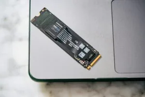 Melhores SSD NVMe para Jogos em 2025 - Foto de a href=httpsunsplash.compt-br@samsungmemoryutm_content=creditCopyText&utm_medium=referral&utm_source=unsplashSamsung Memorya na a href=httpsunsplash.compt-brfotografiasum-close-up-de-um-laptop-em-uma-mesa-Uo6ZI3G_BDsutm_content=creditCopyText&utm_medium=referral&utm_source=unsplashUnsplasha
